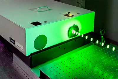 Laser Nd:YAG (laser a stato solido) Laser Nd:YAG (laser a stato solido)