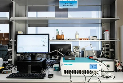 Alt:Electrochemical workstation for anode performance testing